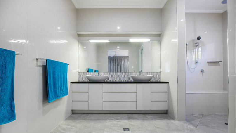 Serveis prova ellementor white bathroom interior